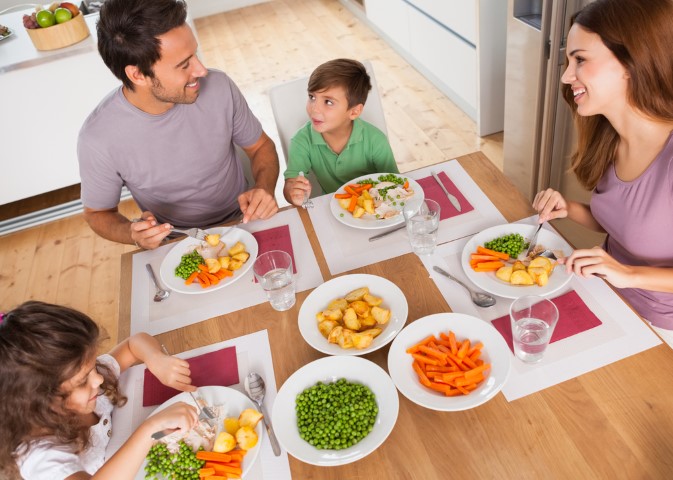 ארוחה משפחתית היכולה לתרום לבעיות גדילה